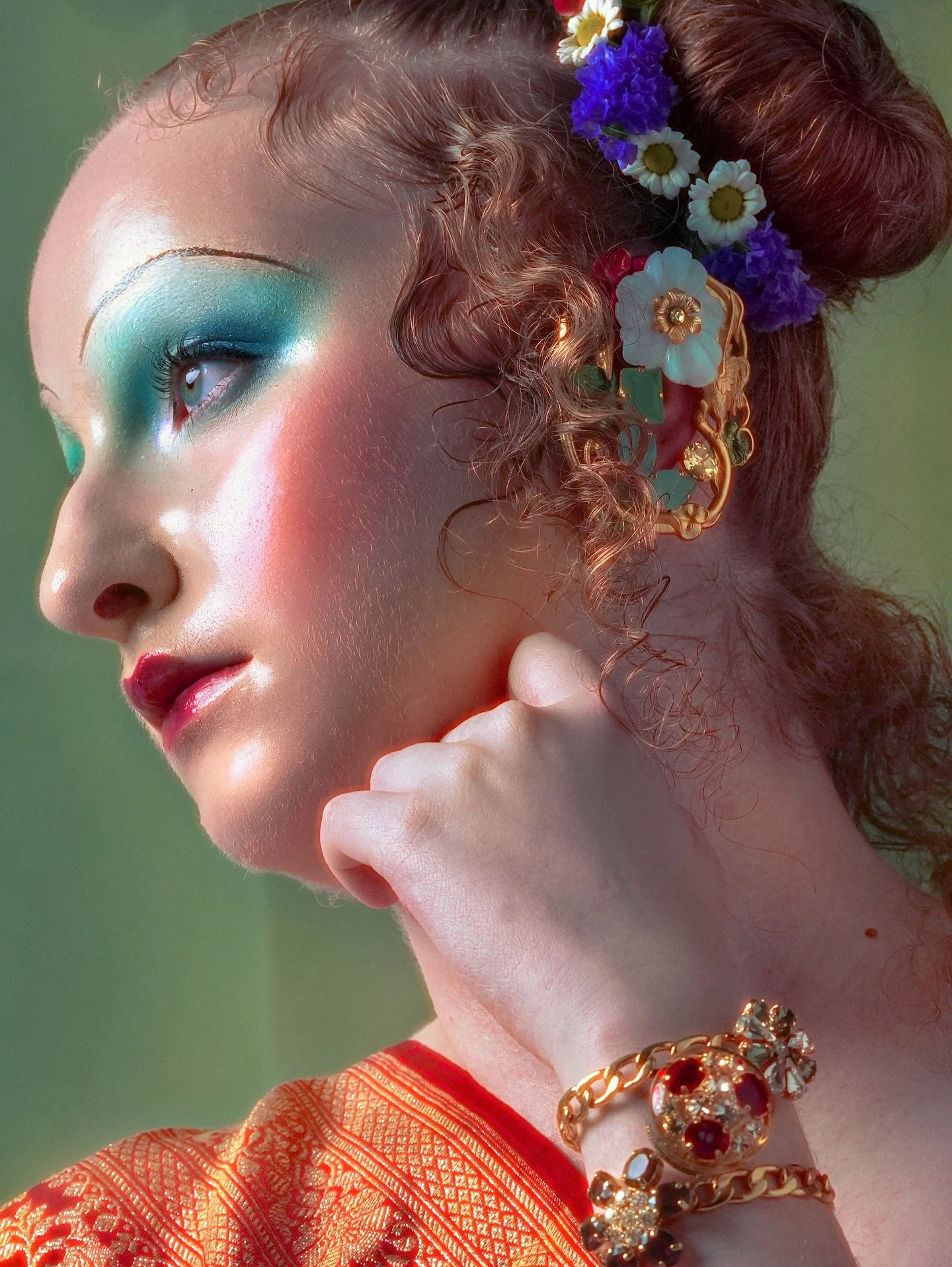 Looking Glass｜Hair +Makeup By me
Out of the countless glass skin airbrush looks I created in 2024, this one speaks to me the most.

Art direction and styling @lord_of_mirage
Photography @yash_mevawala
Hair and makeup and photo retouching：@dyenne_make