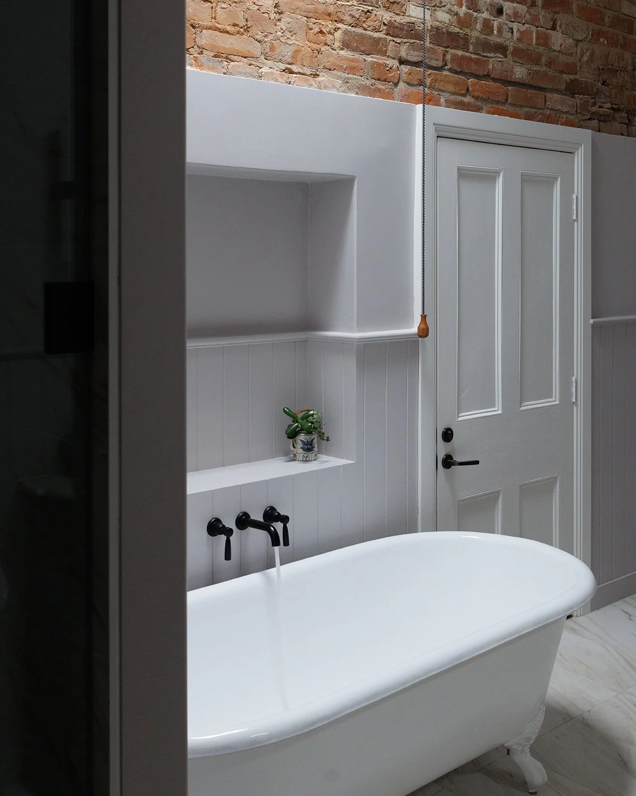 Darwin Suite bath tub