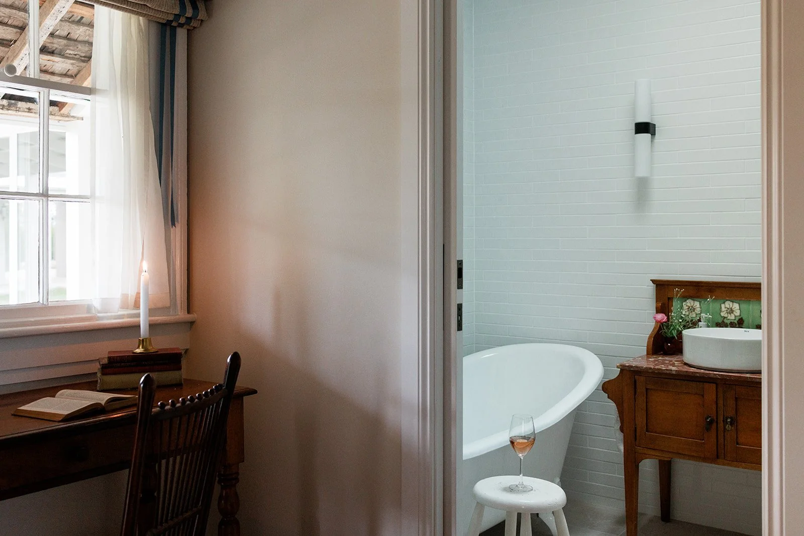 Ribbon Gang Suite bath tub