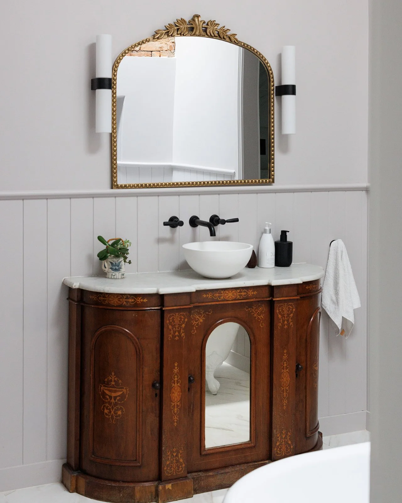 Darwin Suite bathroom vanity