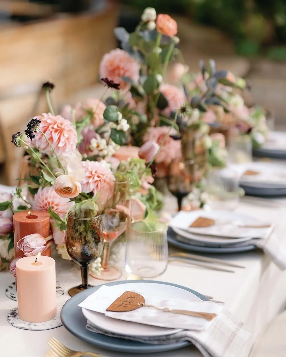Hope to see this Snowberry + Terracotta pairing again in the future 🔥 Gorgeous shoot seen in @rockymtnbride planned by @callunaevents and stunning blooms from @wanderingpoppyco 🤍

@rockymnbride
@brit_rockymtnbride
@snowmass 
@limelighthotel 
@callu