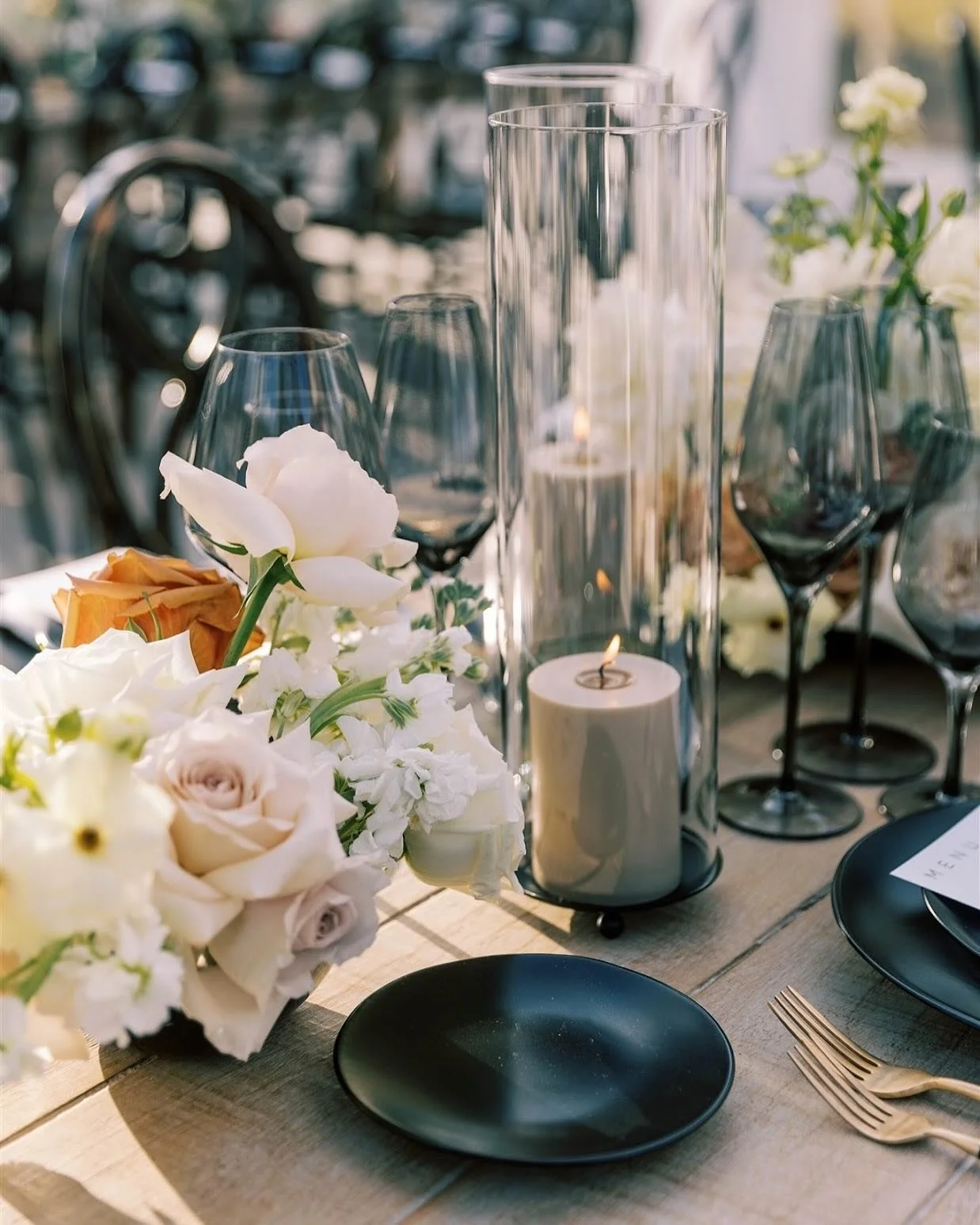 Captivating style and design from @lushaevents + @laurelandrose 🤍 Dreamy drama abound. Featured in @rockymtnbride including our Spanish Moss pillar candles. Lusha always delivers on incredible creativity and cohesion captured perfectly by @aliciarin