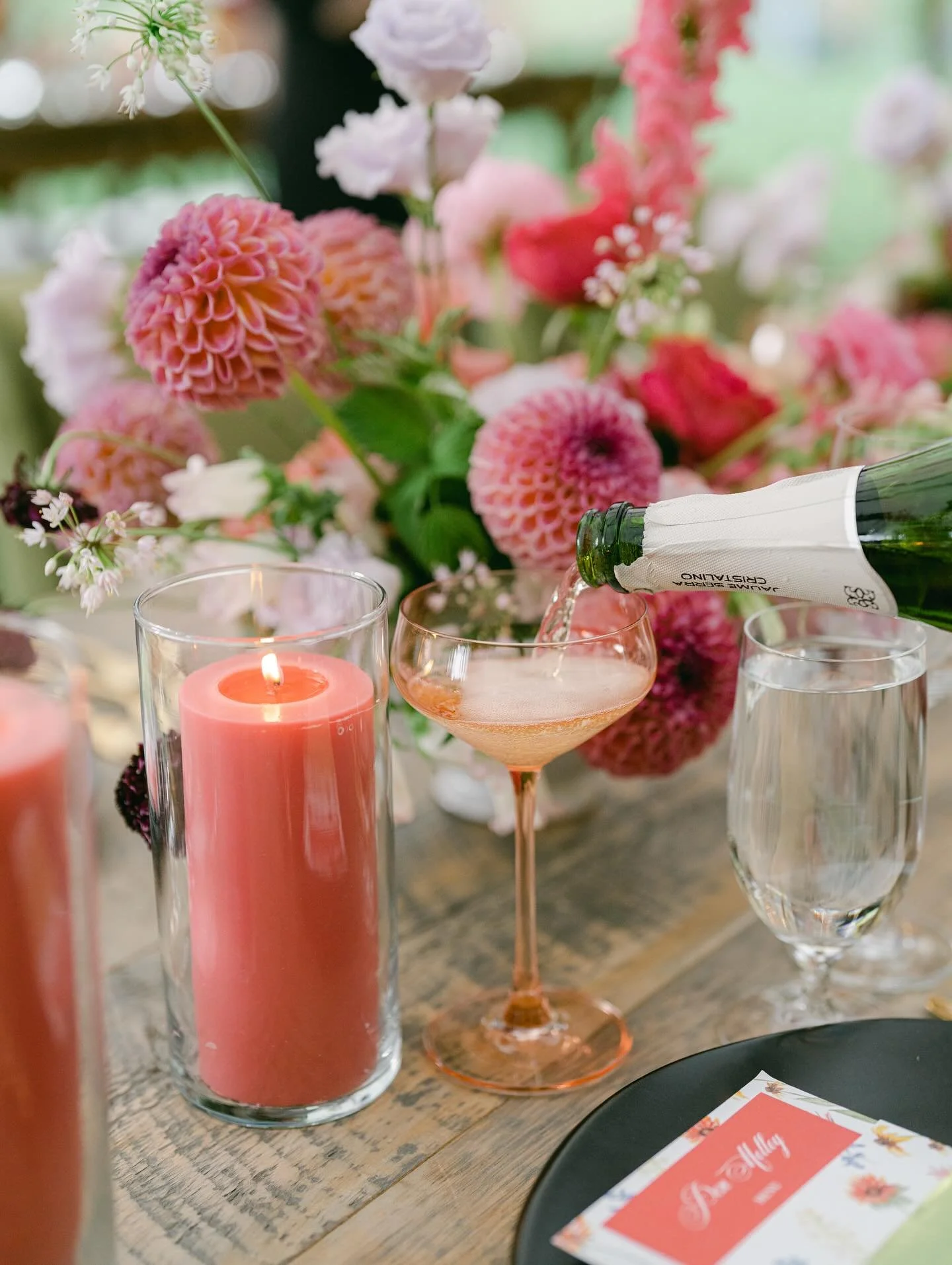Stunning summerscapes from the talented @theperfectpetal for a dazzling Wyoming wedding✨ We&rsquo;d love to see more of this olive + coral pairing, so dreamy! 

wedding planning @callunaevents 
floral design @kitzel of @theperfectpetal 
photography @