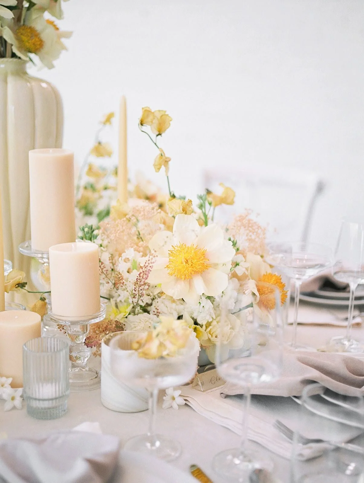 Butter yellow you will forever have a place in our heart 💛 This stunning design from @ashleyfoxdesigns features our Cornsilk taper and pillar candles. 

Photo: @maritwilliamsphoto
Visionary + design: @ashleyfoxdesigns
Venue: @thewhimevents
Linen + T