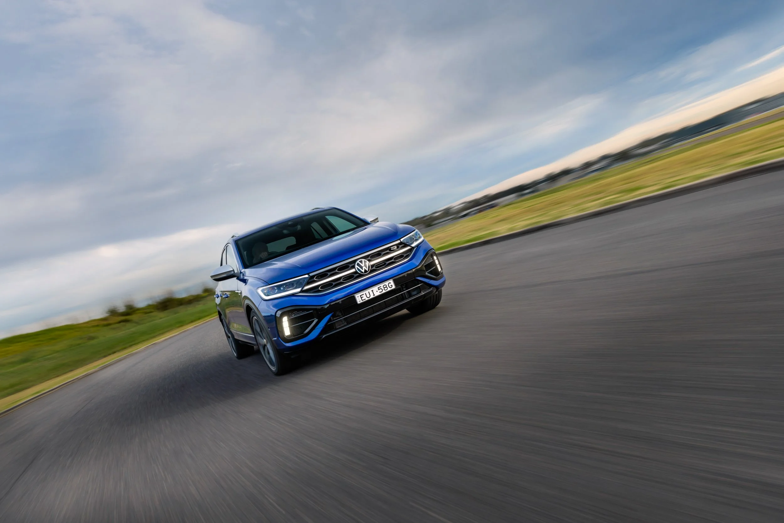 T-ROC R 6867 FRONT DRIVING FINAL RGB_.jpg