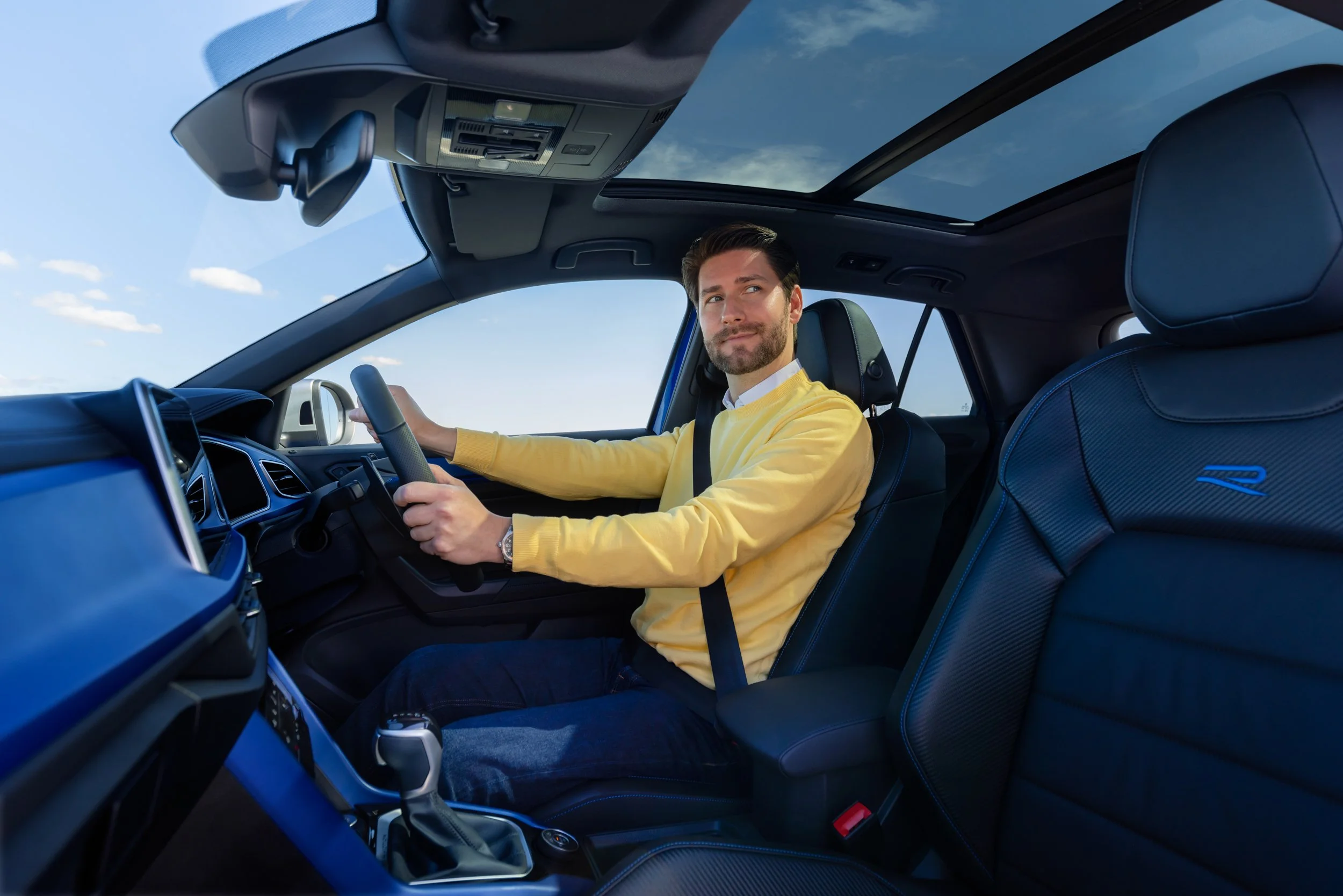 T-ROC R 3365 DRIVER IN SEAT FINAL RGB_.jpg