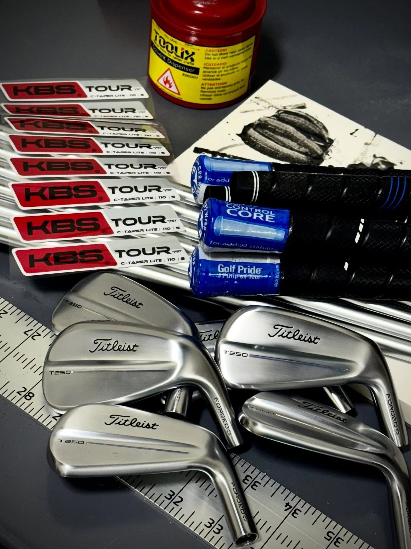 Building one last set before we head into 🎄#tdgolfstudio #titleist #kbsgolfshafts #golfpride #customgolfclubs