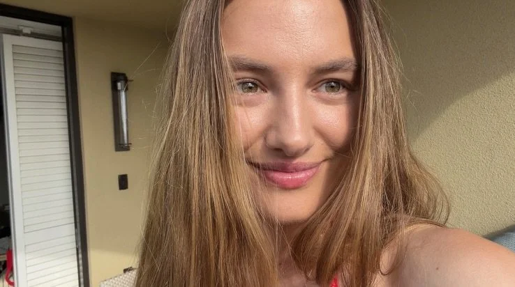 beachy hair balcony post surf self portraits. praying and feeling and dreaming. just girly things. 

happy new year ❤️ may all beings be happy and free ❤️