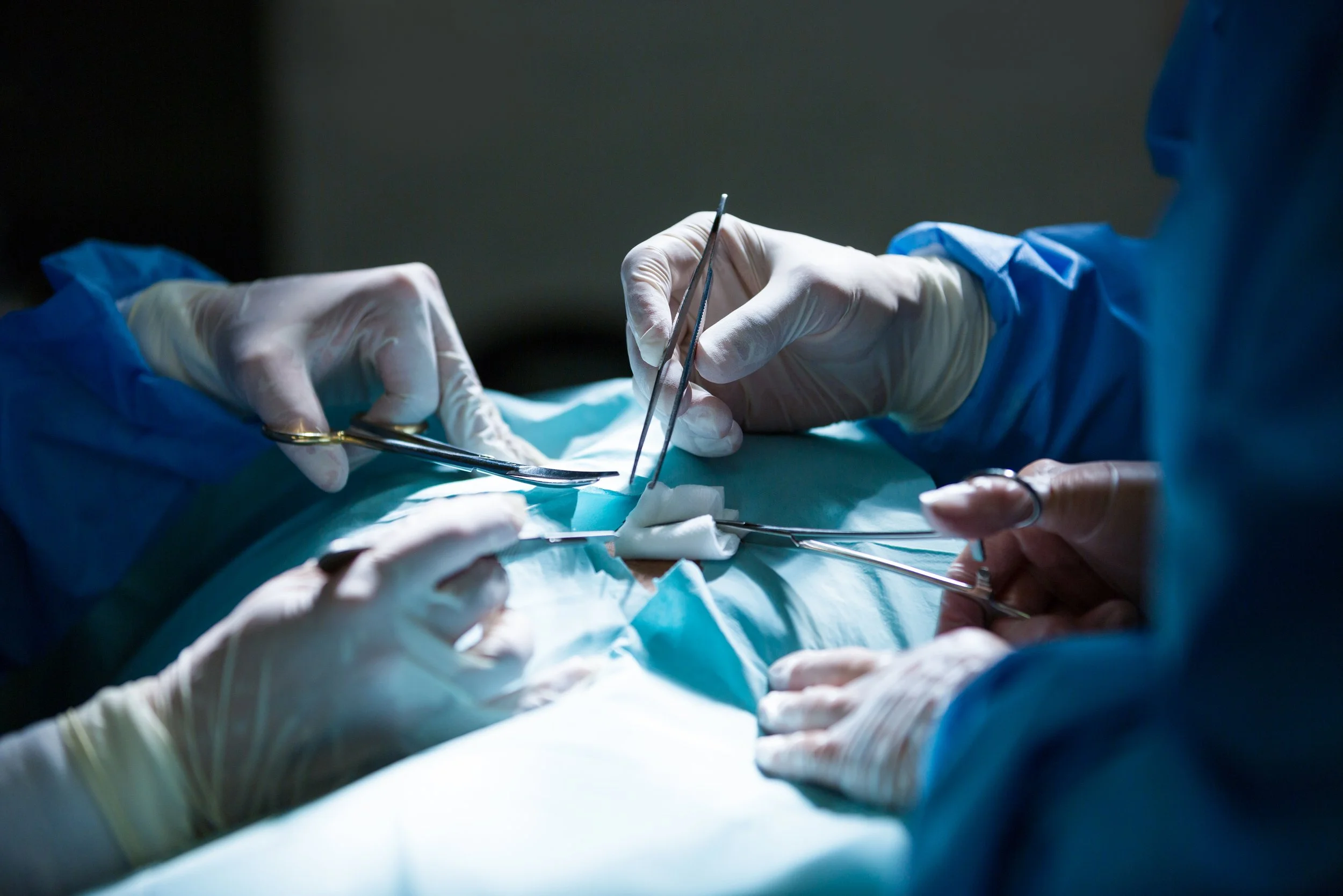surgeons-performing-operation-operation-room.jpg
