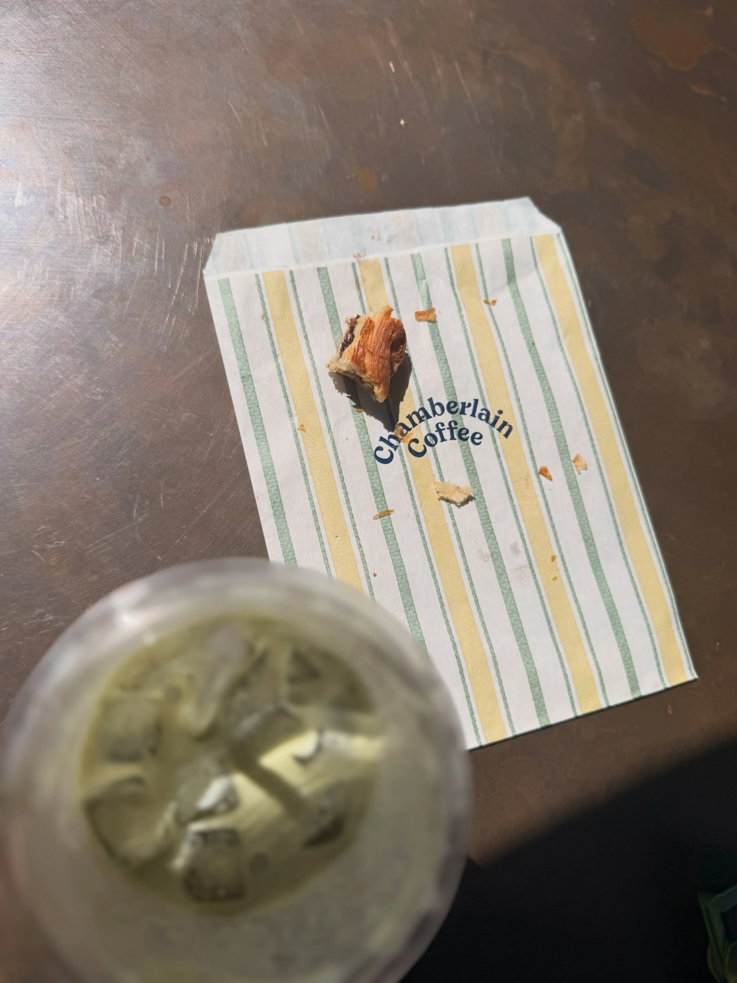 @jenniferorbust and I Running off of MATCHA&rsquo;s &amp; Croissants @chamberlaincoffee and spotted @bobbi while shopping in DTLA 👀

#emmachamberlain #chamberlaincoffee #matcha #matchalatte #icedmatcha

Can I just say the Baristas were so sweet and 