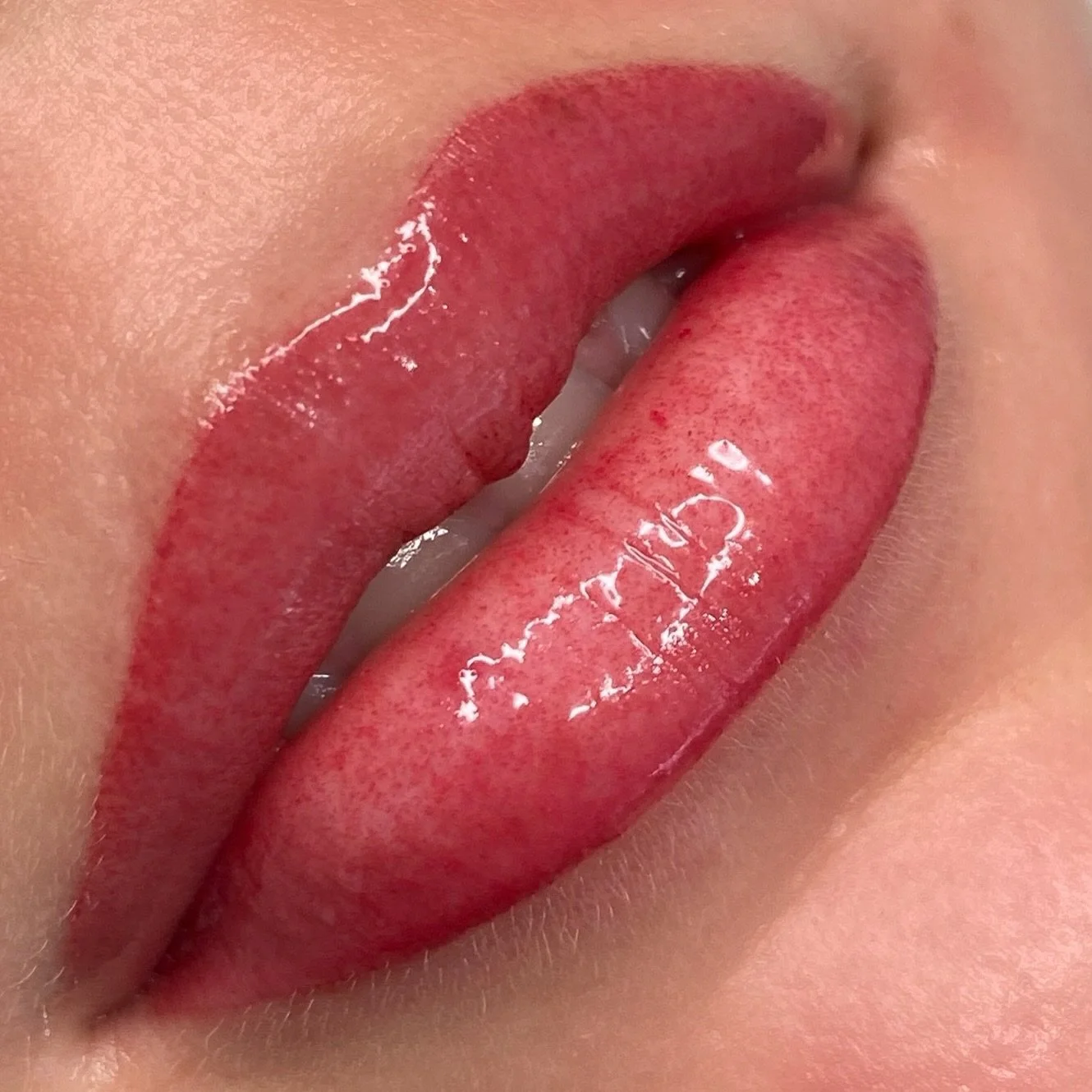 Designing your dream pout it&rsquo;s all about soft colour, perfect symmetry and that effortless &lsquo;no makeup&rsquo; glow. 💕

Custom shades &bull; Long lasting &bull; Heals soft &amp; sheer

Swipe through to see the transformation ➡️
Bookings op