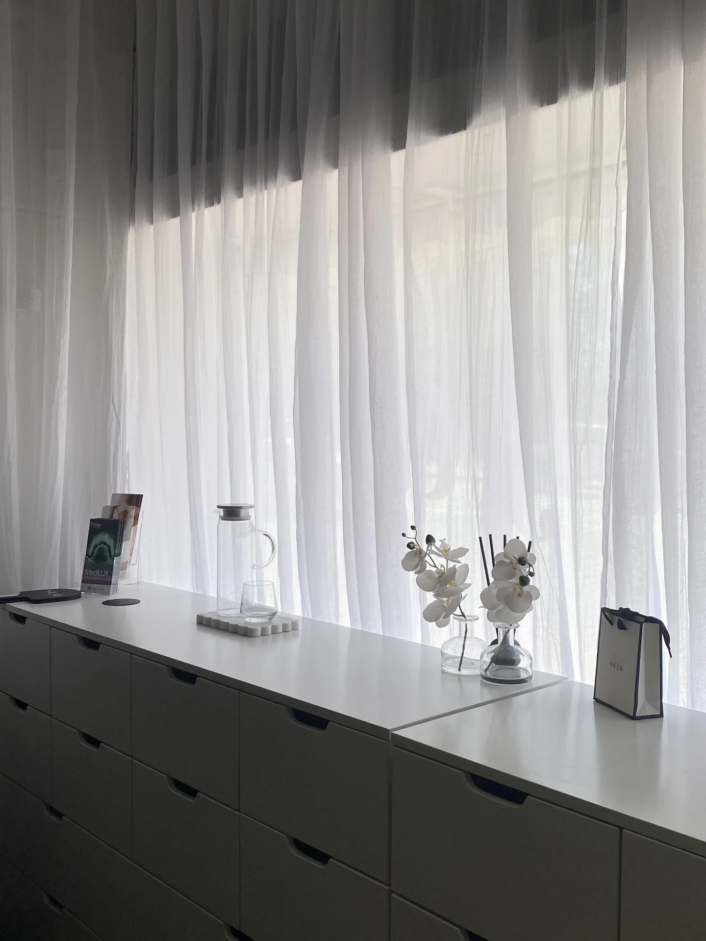 How friggen cute is this space ❤️&zwj;🔥
January &amp; February appointment now available to book online ☁️

We will be located inside the beautiful @sajaaesthetics in Como.