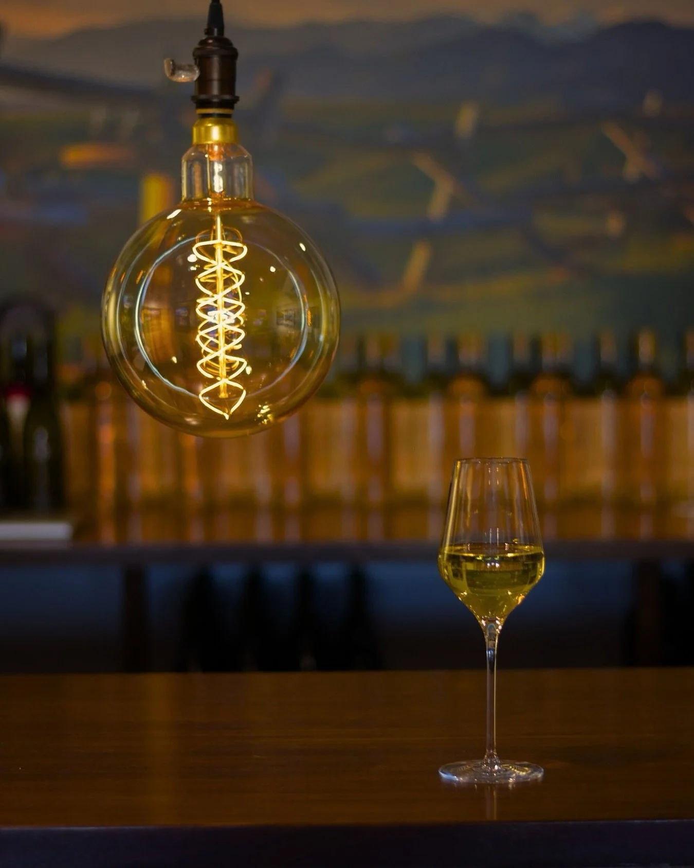 White wine doesn’t need to be simple. At Valo, it never is.
Our whites are built with layers — the first swirl catches bright aromatics, the first sip opens with fruit and freshness, and the finish carries texture, minerality, and depth