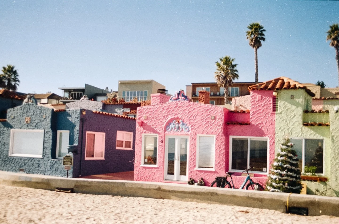 A walk along the beach!

Processed in house!🧪
📸 @film_moods 
🎞️ Kodak Gold 200

#filmlab #filmprocessing #filmdeveloping #shootfilm #35mmfilm