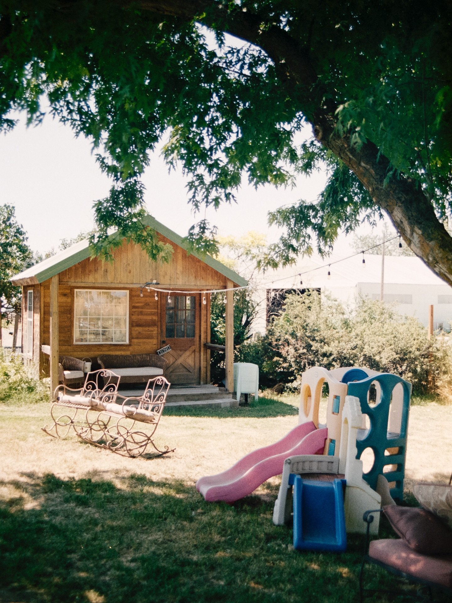 Childhood Nostalgia

Processed in-house!🧪
📸 Chelsea Hardenbrook
🎞️ Kodak Gold 200

#filmlab #filmprocessing #filmdeveloping #shootfilm #35mmfilmkodak