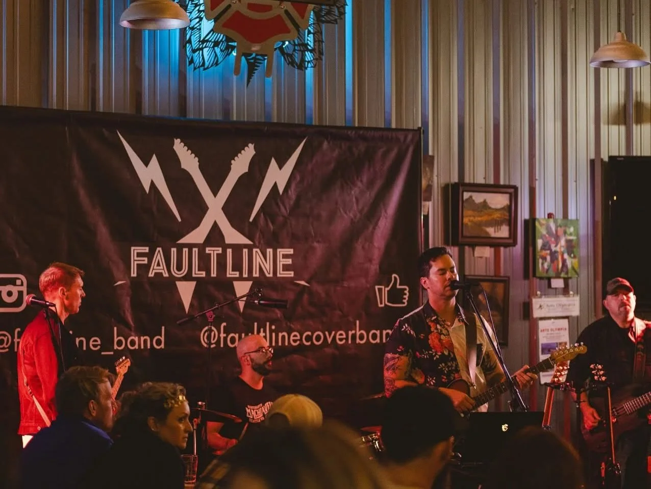 Alright Top Rung Nation&mdash;it&rsquo;s Friday and Jingle Jams continues! 🎄 🌟 

We&rsquo;ve got @faultline_band joining us tonight starting at 6:30PM 🎶

Grab the crew, bring the family, and rock into the weekend with us. 🎸 

Enjoy great craft be