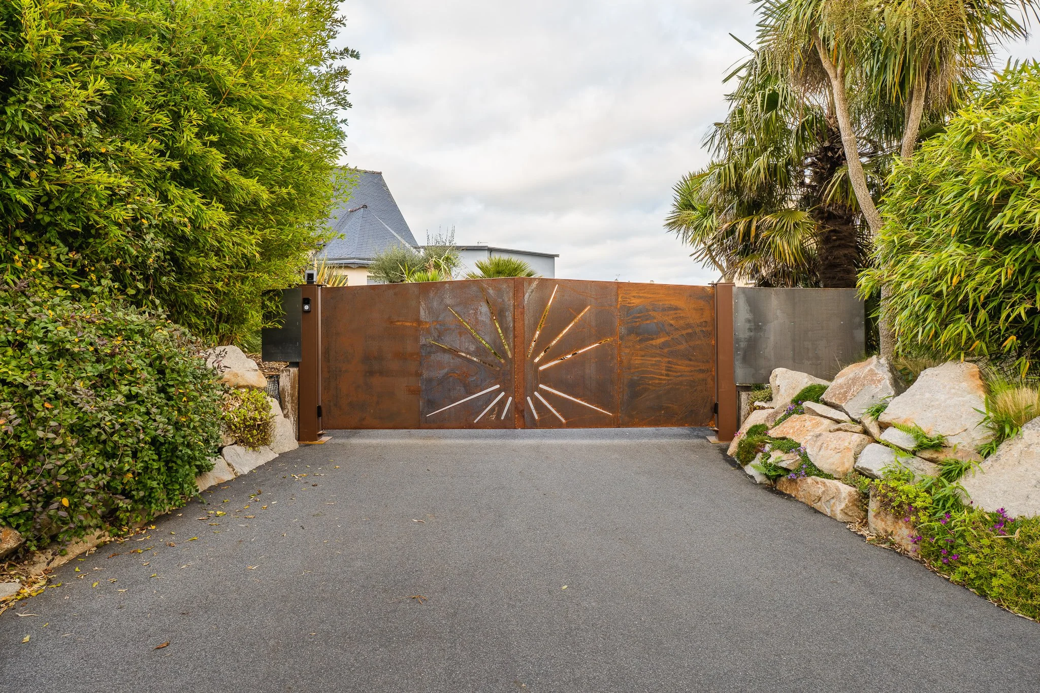 Un portail Corten unique à Hénon
