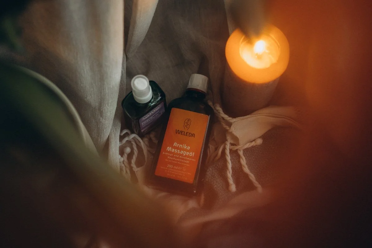 Massage mit Massageöl und bei Kerzenlicht als Geschenkidee für die Mama zur Geburt