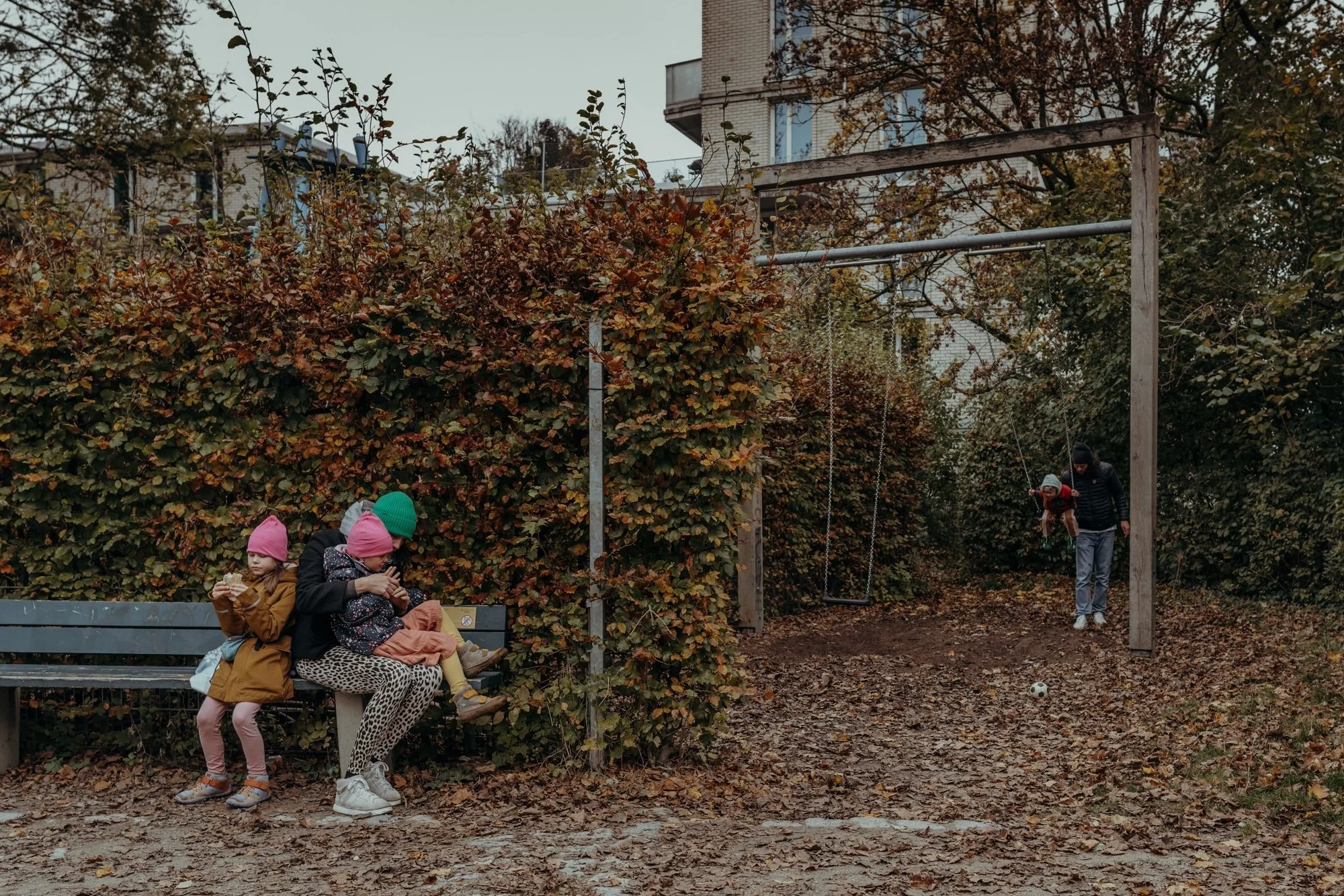 Familienfoto auf dem Spielplatz