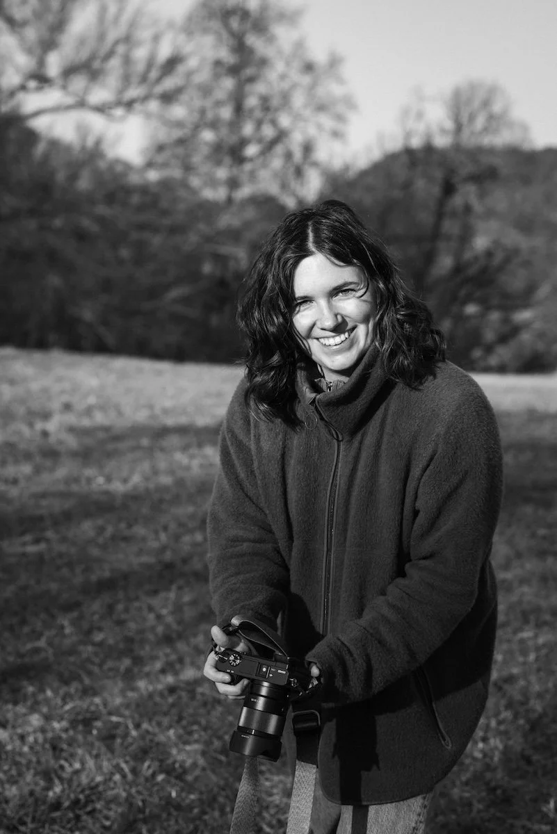 Familienfotograf Annika Großhans im Allgäu Bodensee München lacht mit Kamera in der Hand