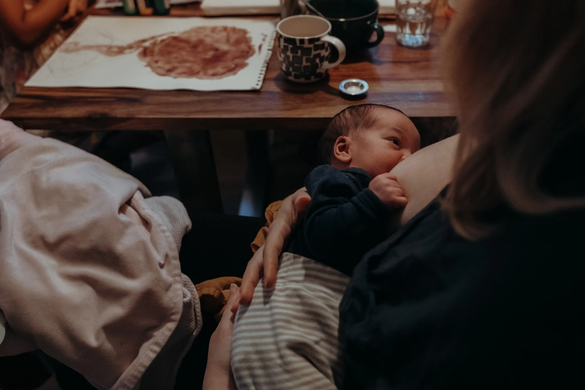 Mama stillt Baby Plazentaabdruck im Hintergrund