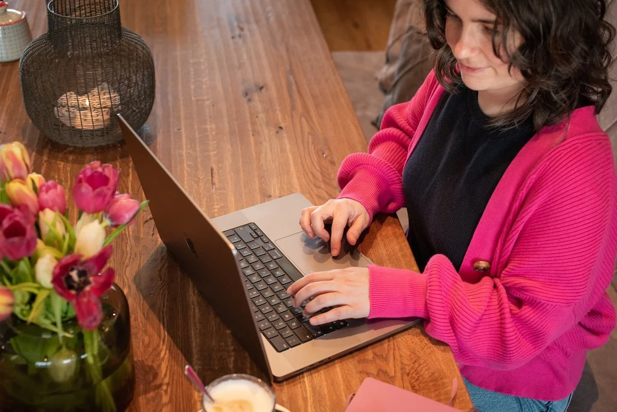 Familienfotograf Annika Großhans im Allgäu Bodensee München arbeitet am Laptop