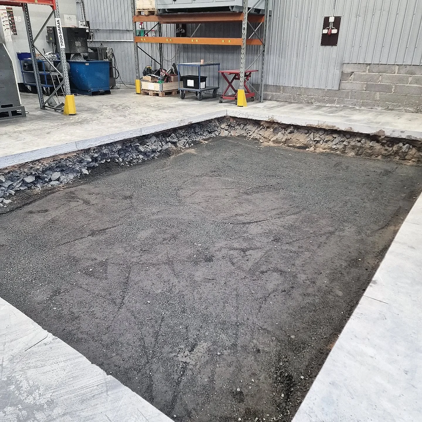 K&auml;ytiin konepajalla tekem&auml;ss&auml; pohjat uudelle konepedille. 31m2 peti joka paloiteltiin ja kaivettiin 800mm. 200mm murske t&auml;ytt&ouml; ja l&auml;tk&auml;ys. #pirkanmaa #tampere #yl&ouml;j&auml;rvi #rakennusala #teollisuus #konepaja #