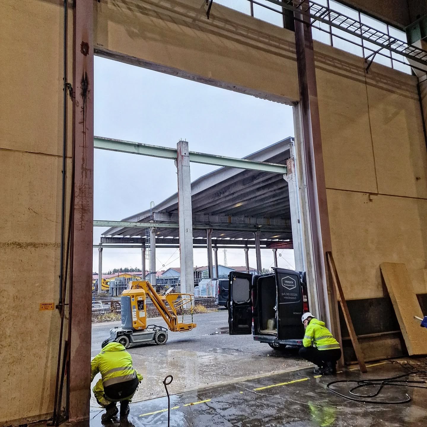 Puuhasteltiin 5530x4350 ovi-aukko s&auml;nkk&auml;ri elementtiin. Kurko koponen nappas palikat komeesti kentt&auml;&auml;n. #rakennusala #teollisuus#tampere #pirkanmaa #kangasala #timanttisahaus #timanttiporaustampere #purkuty&ouml;t #purkuty&ouml;tt