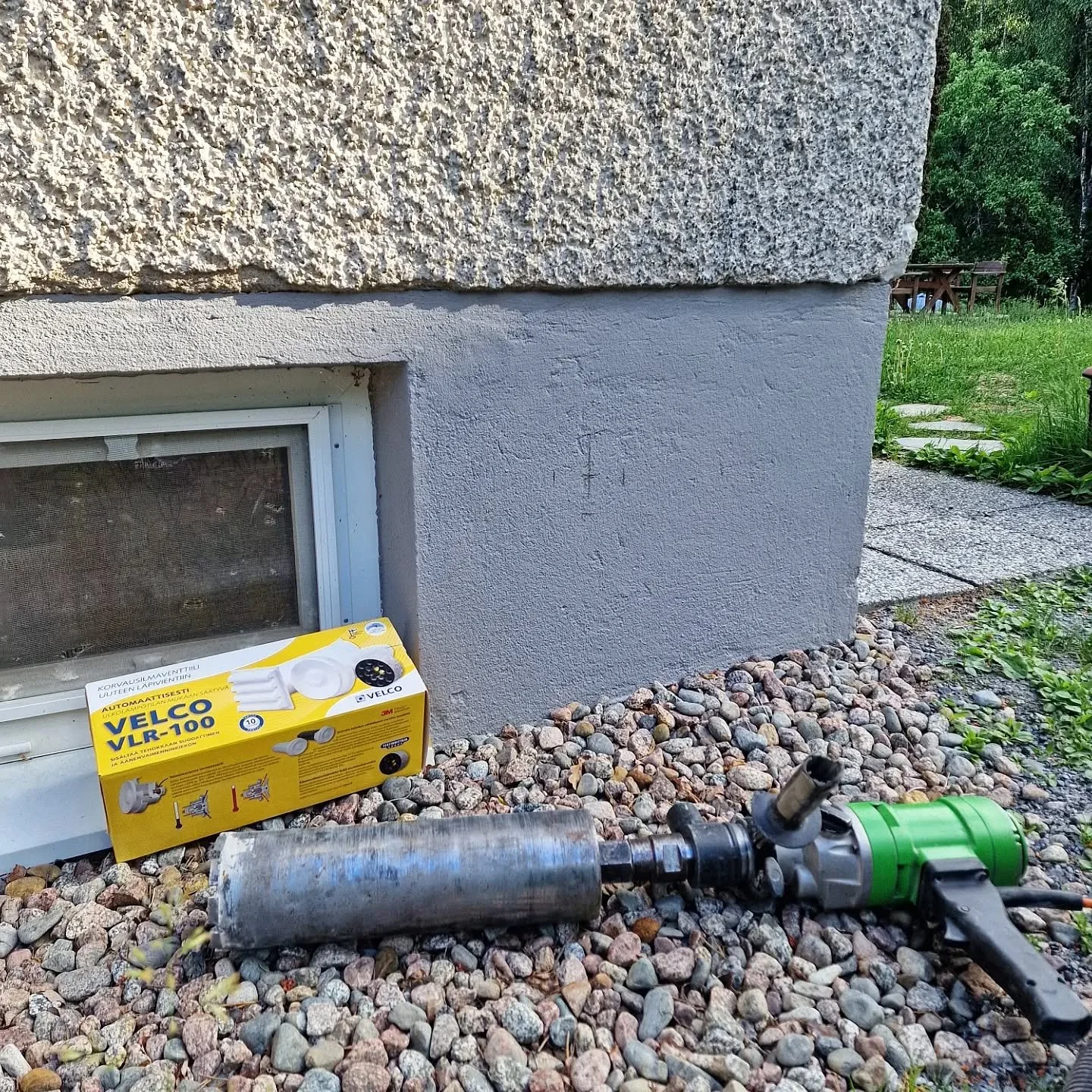 Siis mit&auml;!! Timantixi asentaa raitisilma venttiilej&auml; my&ouml;s. No helppohan se on ottaa paketti samasta talosta mist&auml; timanttiporaustakin tarvitaan. T&auml;ss&auml; asennettin Velcon VTR- 100 raitisilmaventtiili. Paketti on helppo ase