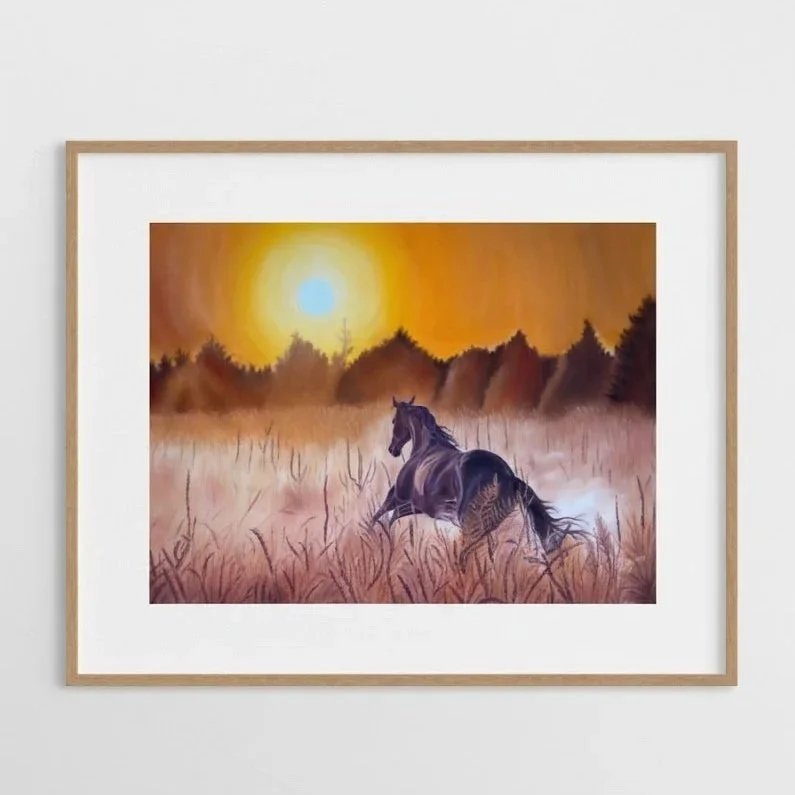 Gemälde eines springenden schwarzen Pferdes in einer Wiese bei Sonnenuntergang.