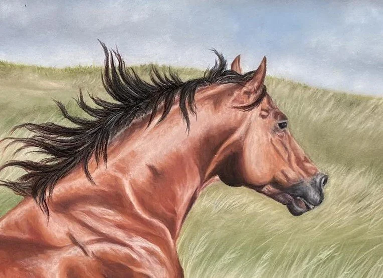 Gemälde eines rennenden Braunen Pferdes mit wehender Mähne auf einer grünen Wiese unter einem bewölkten Himmel.