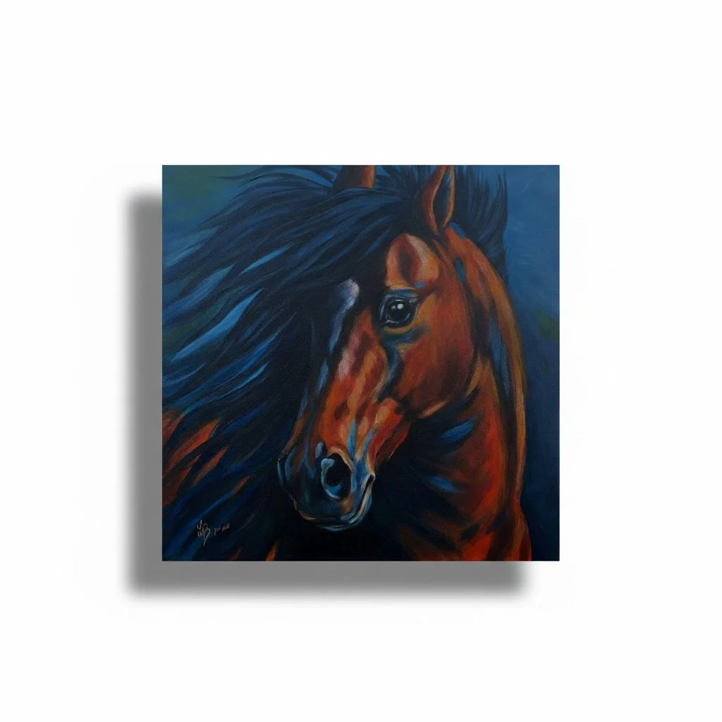 Ein Gemälde eines braunen Pferdes mit schwarzer Mähne, das frontal gezeigt wird, vor dunklem Hintergrund.