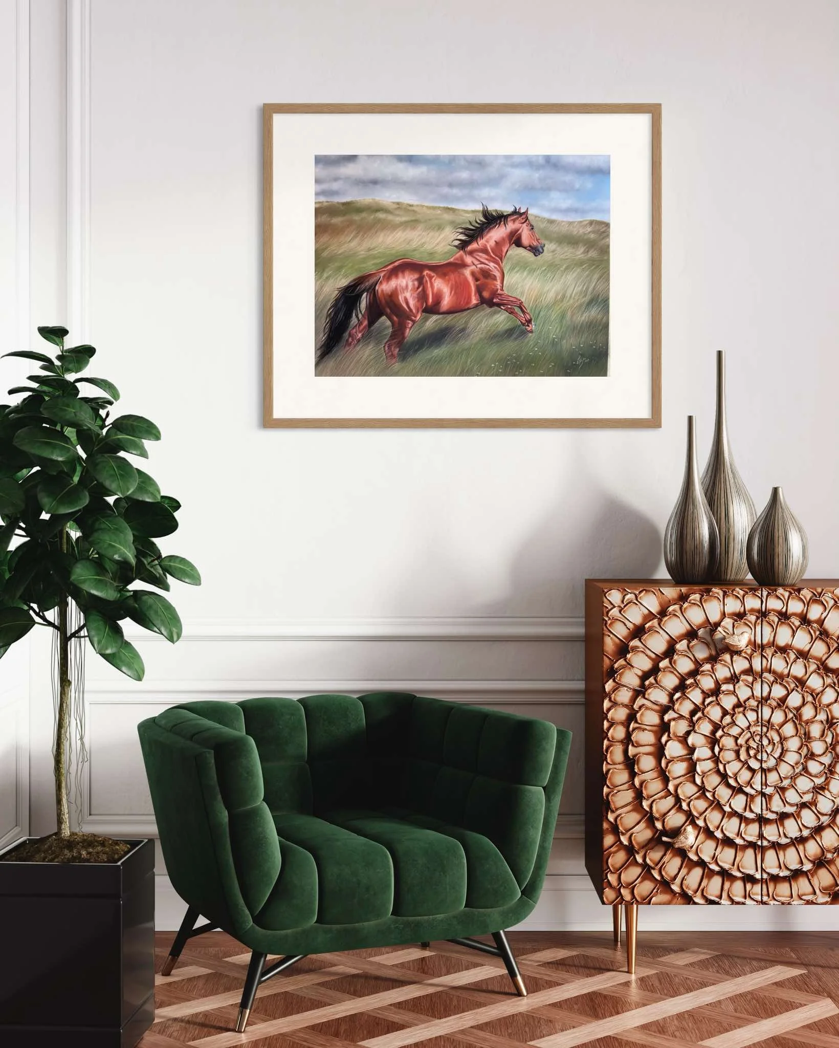 Ein Wohnzimmer mit einer grünen, gepolsterten, modernen Sessel, einem weißen Wandbild eines galoppierenden Pferdes, einer Pflanze im schwarzen Top, und einem braunen Kästchen mit geschnitztem Muster und drei metallic-farbenen Vasen auf der Oberfläche.