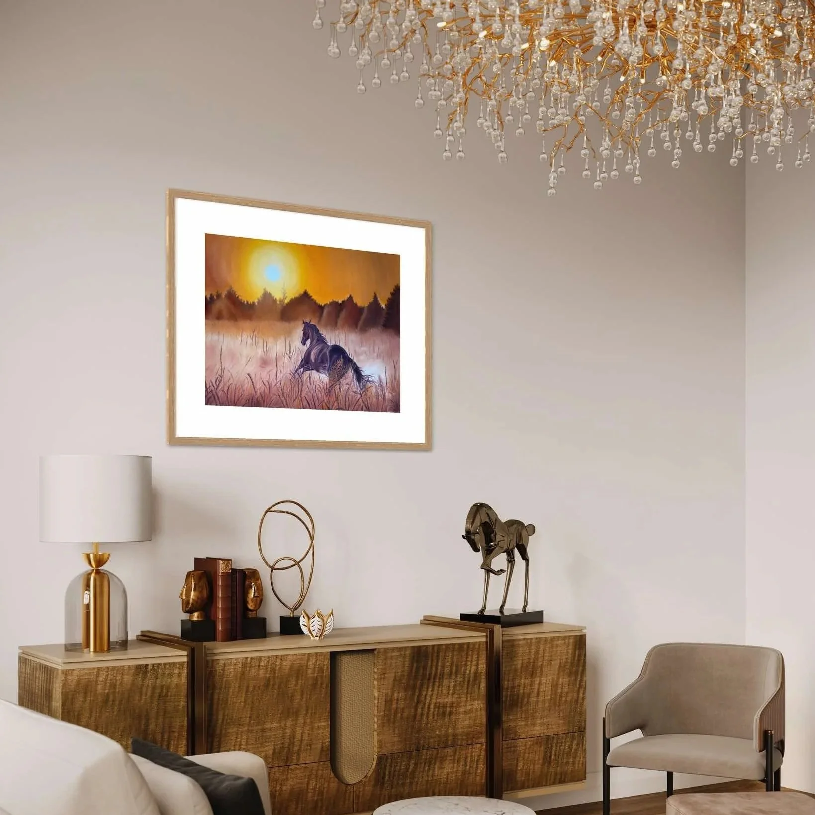 Ein elegantes Wohnzimmer mit einem Holzmöbel, Dekorationsgegenständen und einem Pferdebild an der Wand, beleuchtet von einem Kristalllüster.
