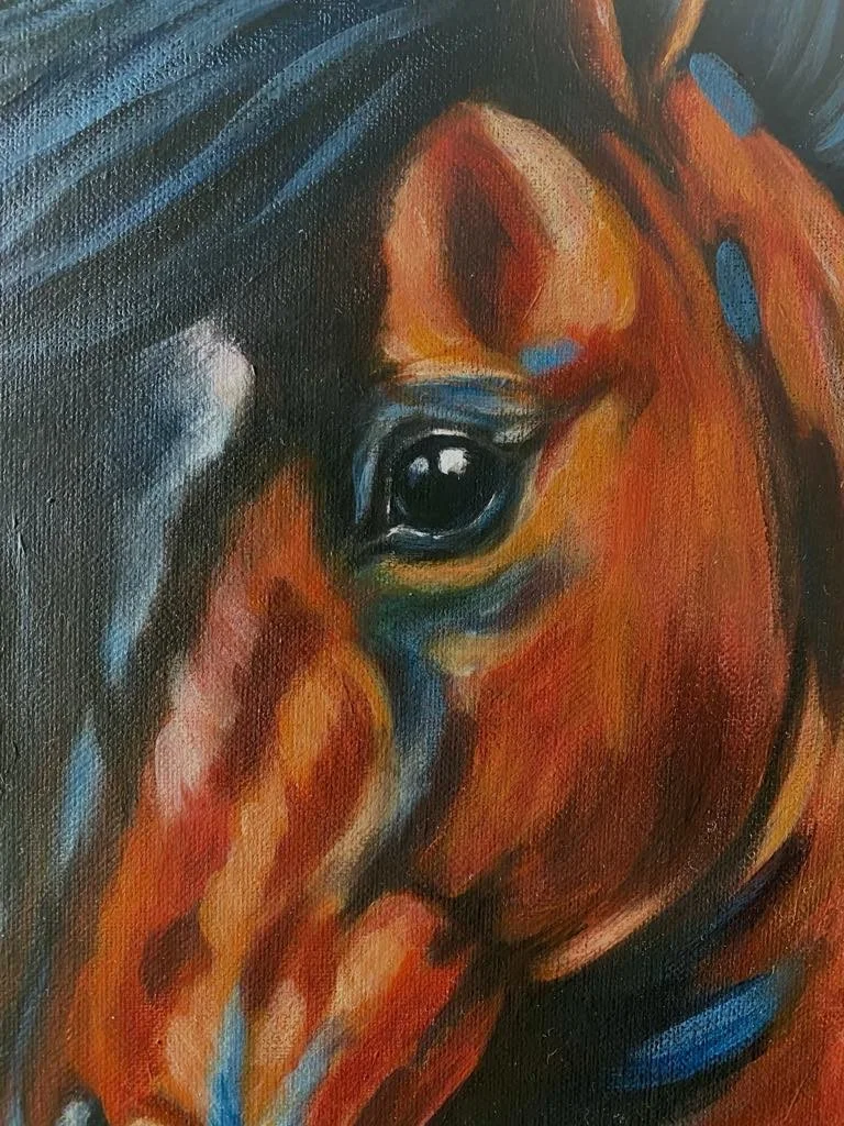 Nahaufnahme eines Pferdegesichts mit rotem, braunem Fell und einem schwarzen Auge, gemalt in einem expressionistischen Stil.