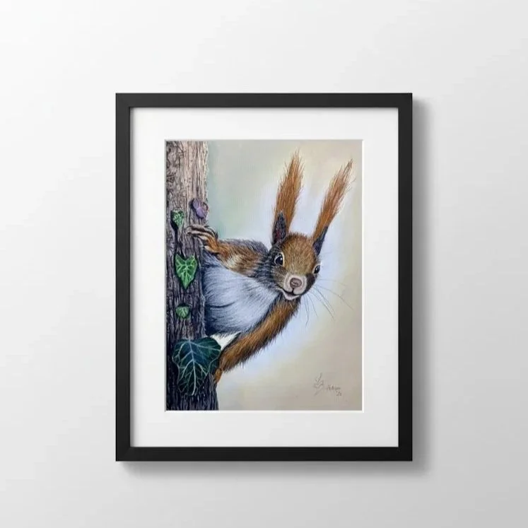 Zeichnung eines Eichhörnchens, das an einem Baumstamm hängt.