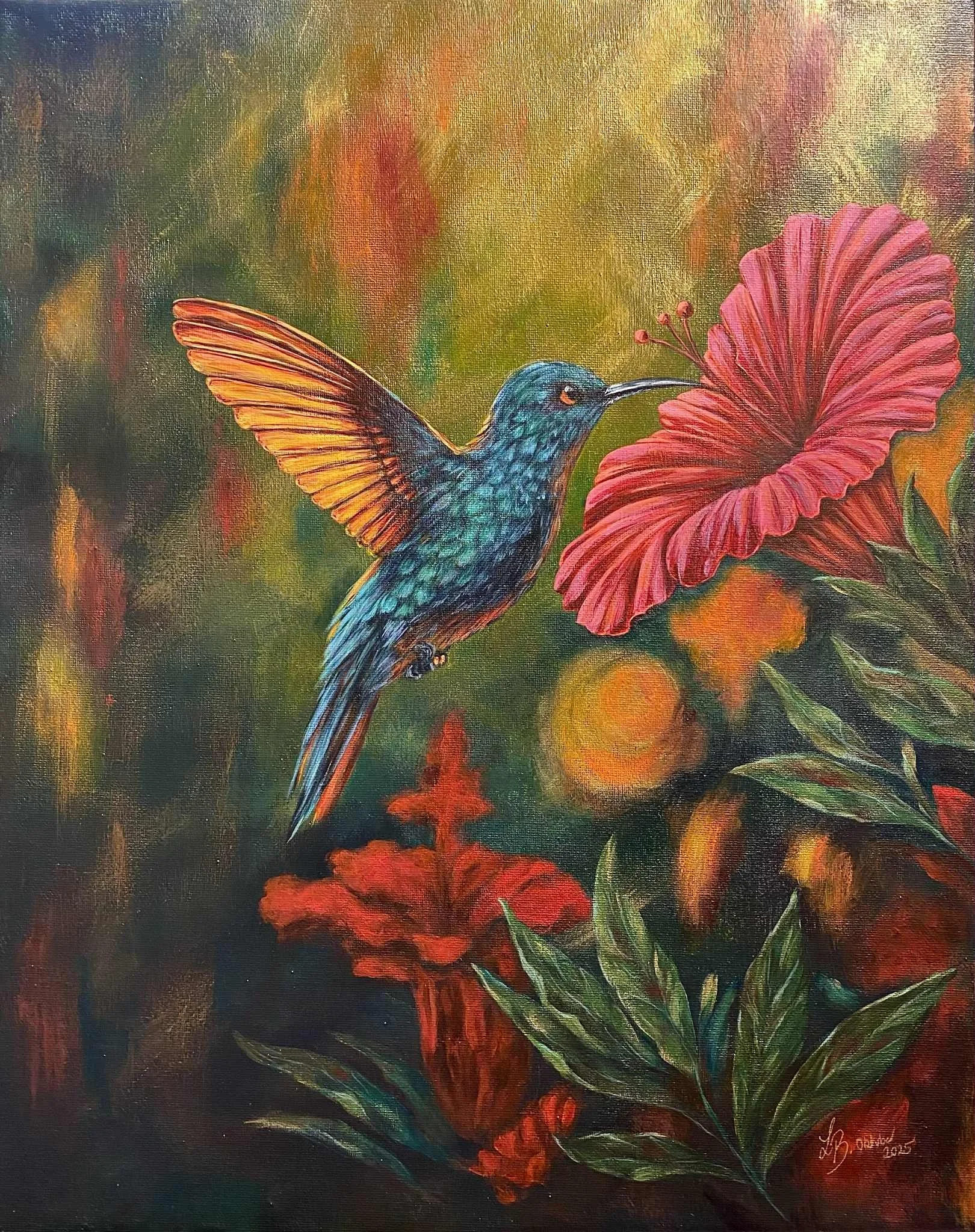 Ein bunter Kolibri fliegt zu einer pinken Hibiskusblüte im Gemälde.