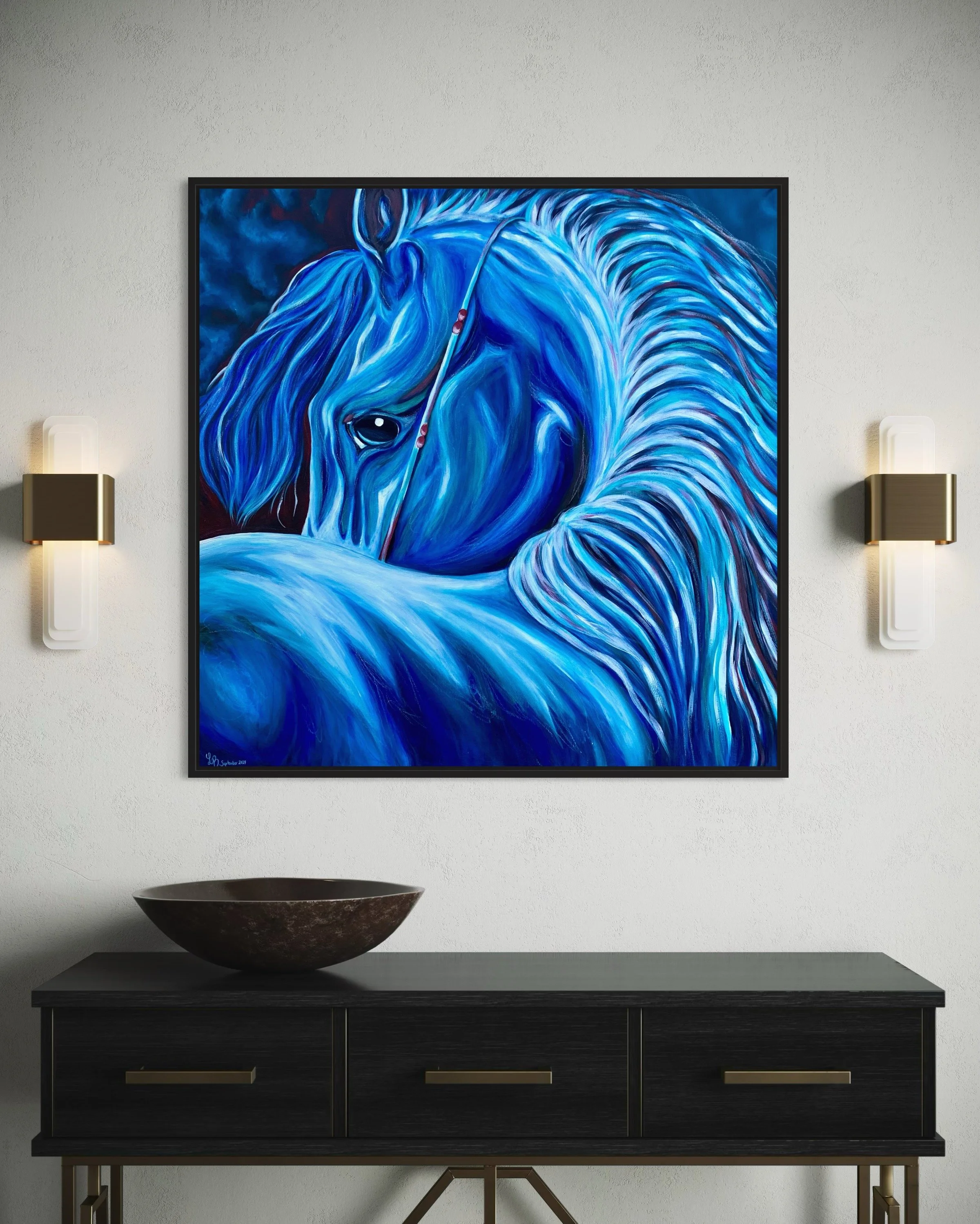 Kunstwerk eines blauen Pferdes, gemalt in einer dynamischen, abstrakten Stil, hängt an einer weißen Wand zwischen zwei modernen Wandlampen.