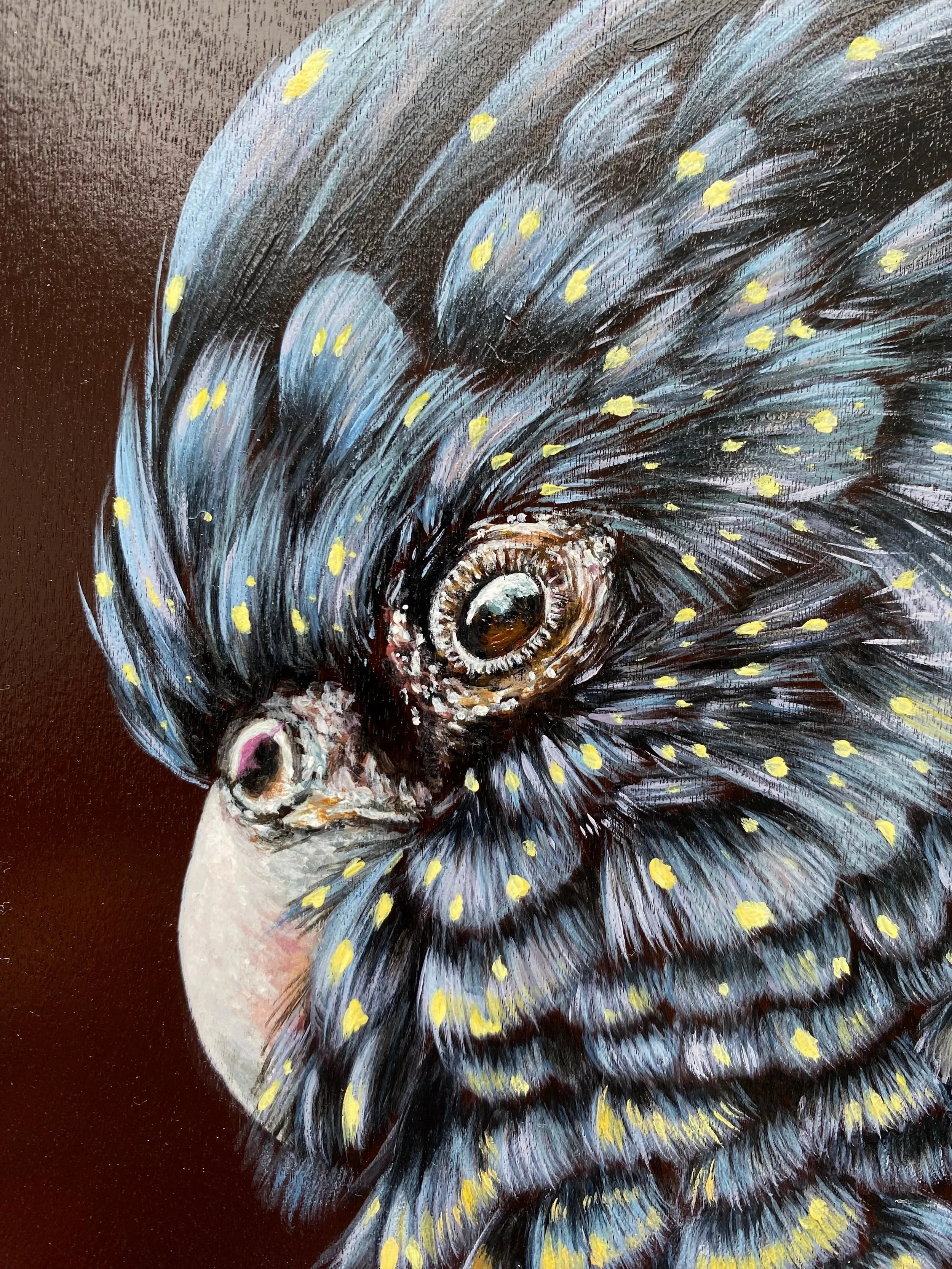 Makrofotografie eines Vogels, wahrscheinlich eines Eichelhäher, mit detailliert sichtbaren Federn und gelben Punkten auf dem Gefieder.