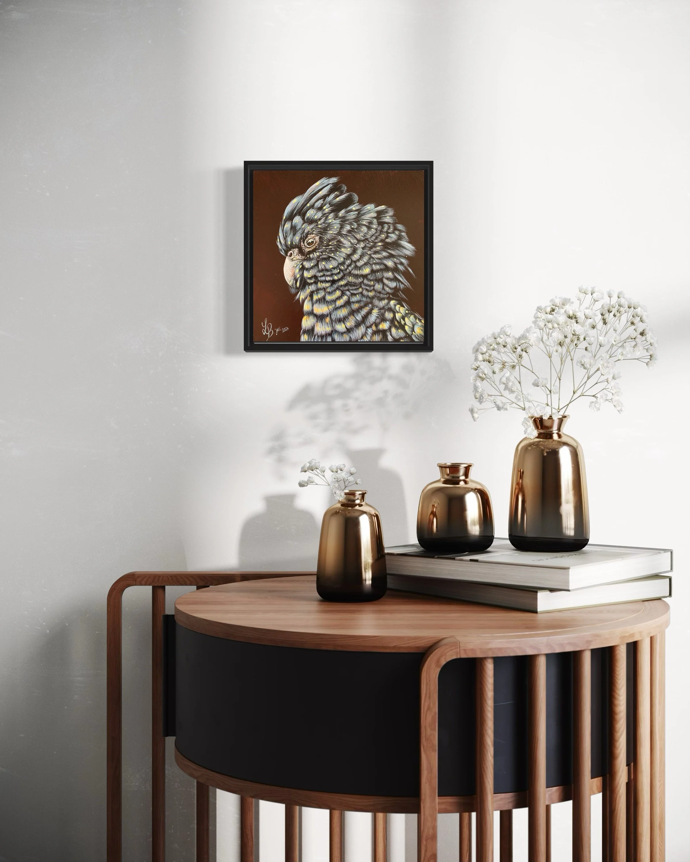 Ein Wandbild eines Papageiens hängt an einer weißen Wand, daneben steht ein runder Holztisch mit schwarzen Vasen und weißen Blumen.