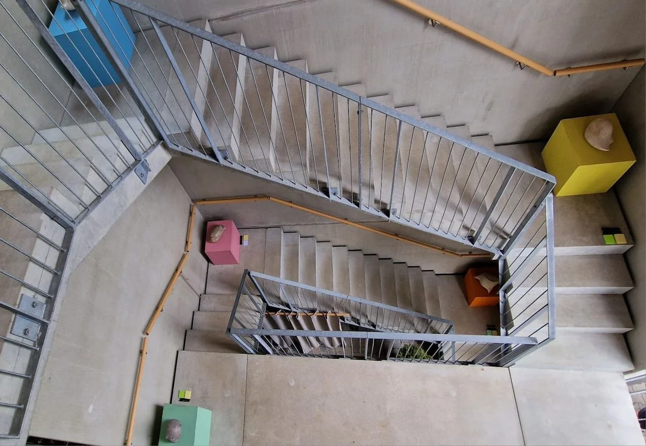 Neugier - auf der Treppe um fünf