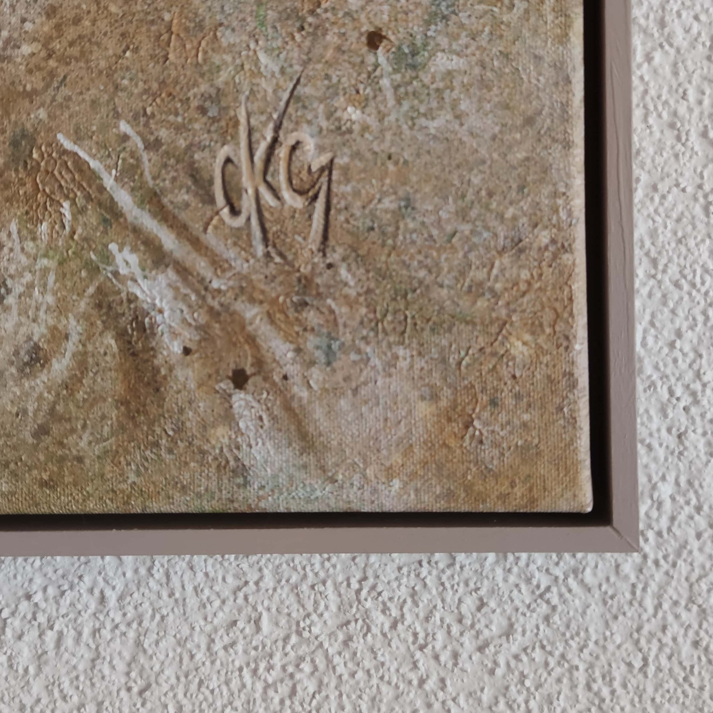 Ein abstraktes Gemälde mit erdigen Tönen und einer signierten Ecke