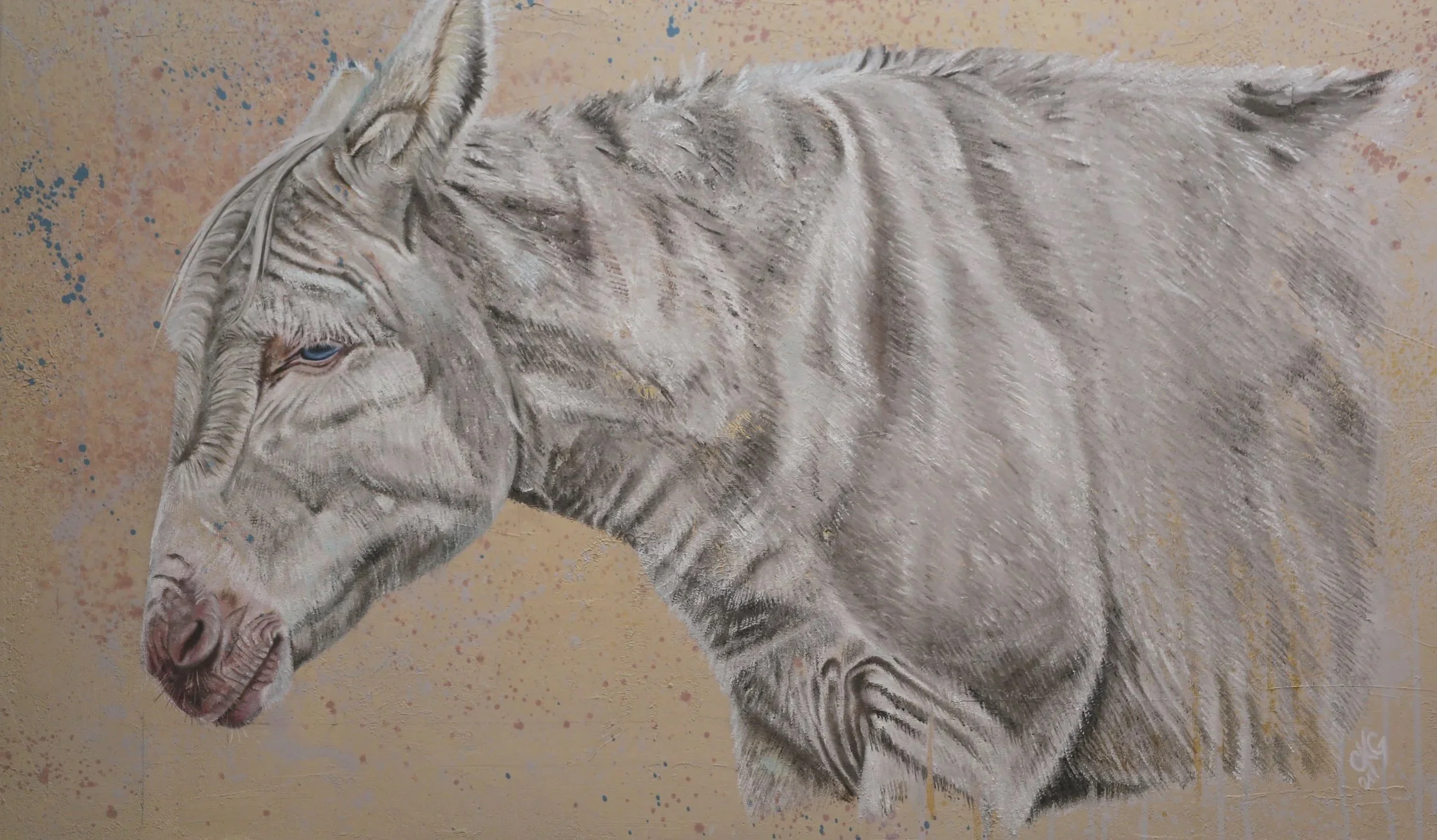 Ein weisser Esel mit blauen Augen auf zartem rosa-goldenen Hintergrund gemalt. Wie aus dem Märchenreich.