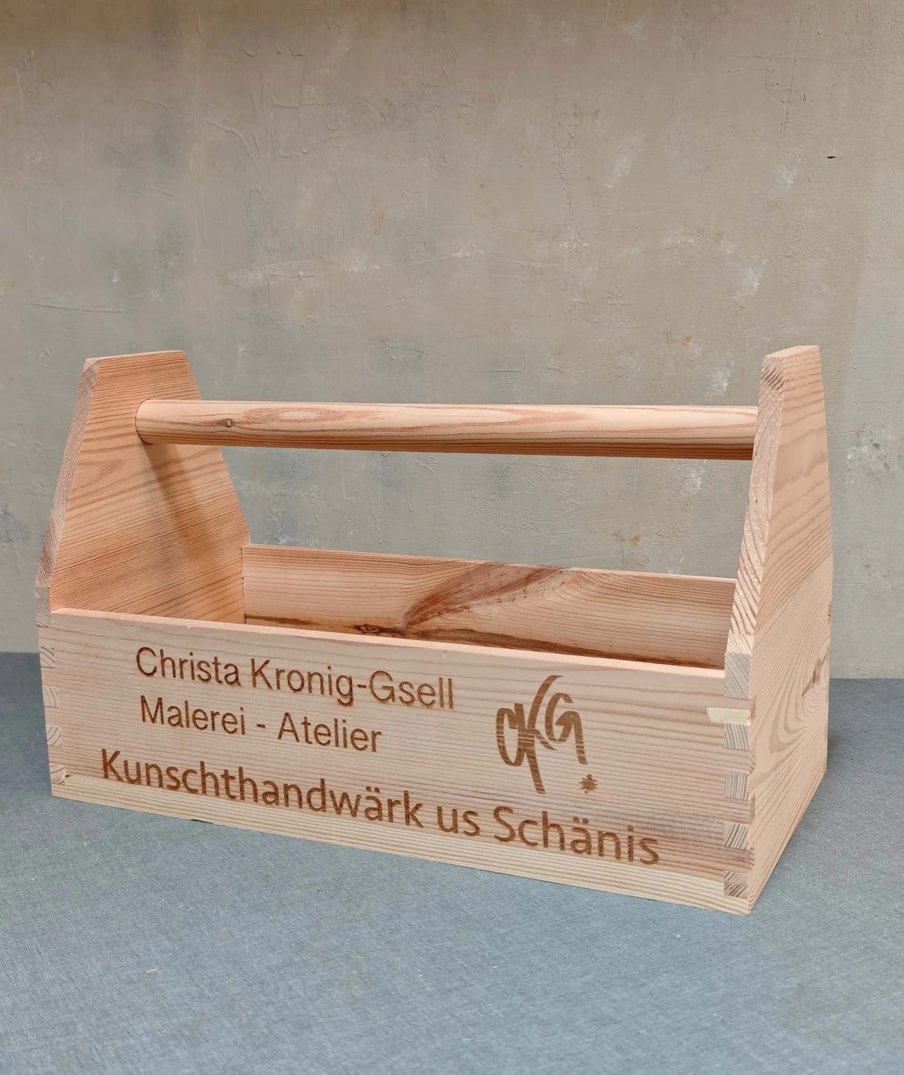 Nagelkiste mit Träger für Werkzeug