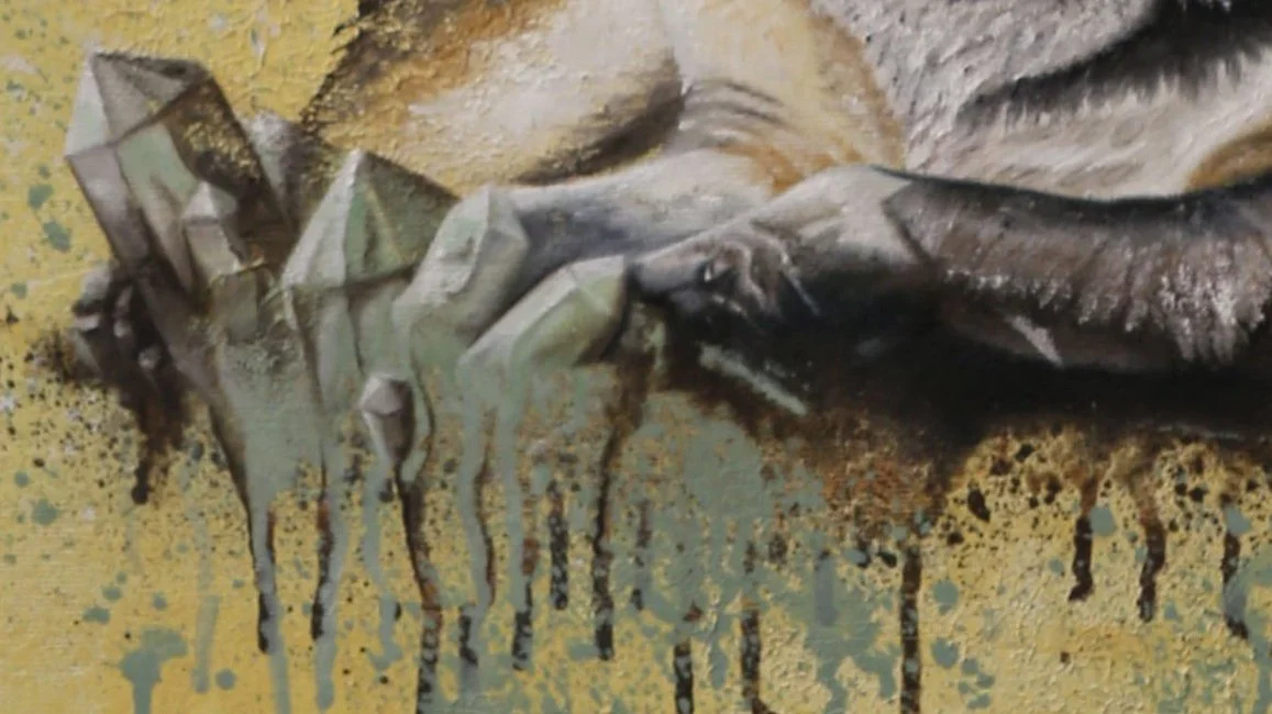 Gemälde eines lächelnden Hundes mit herunterhängender Zunge, das in einem abstrakten Stil gemalt ist, mit Spritzern und Farbtropfen in Gelb, Schwarz und Grau.