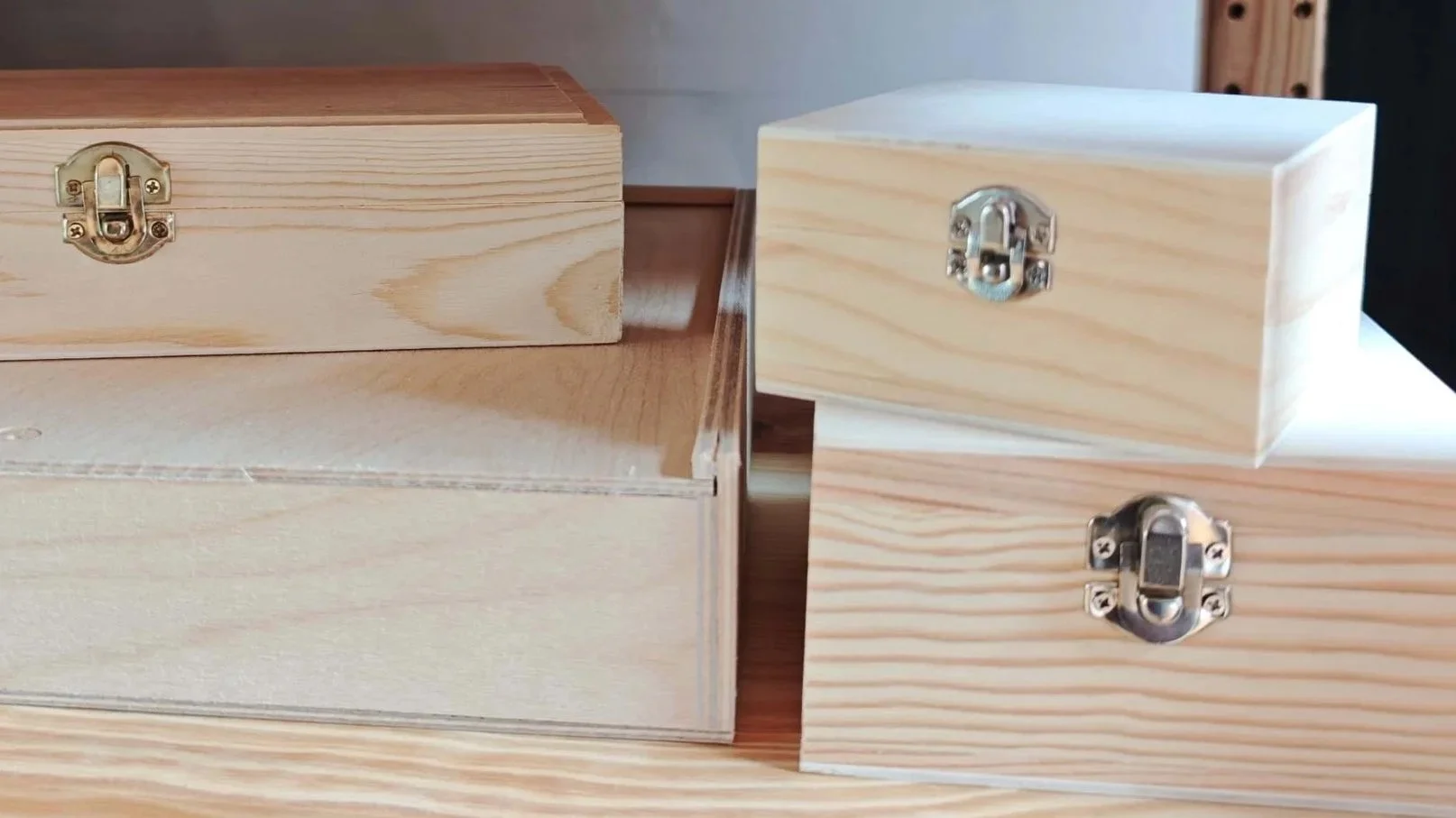 Kleine Auswahl an Holzboxen zur Personalisierung mit Wunschgravur