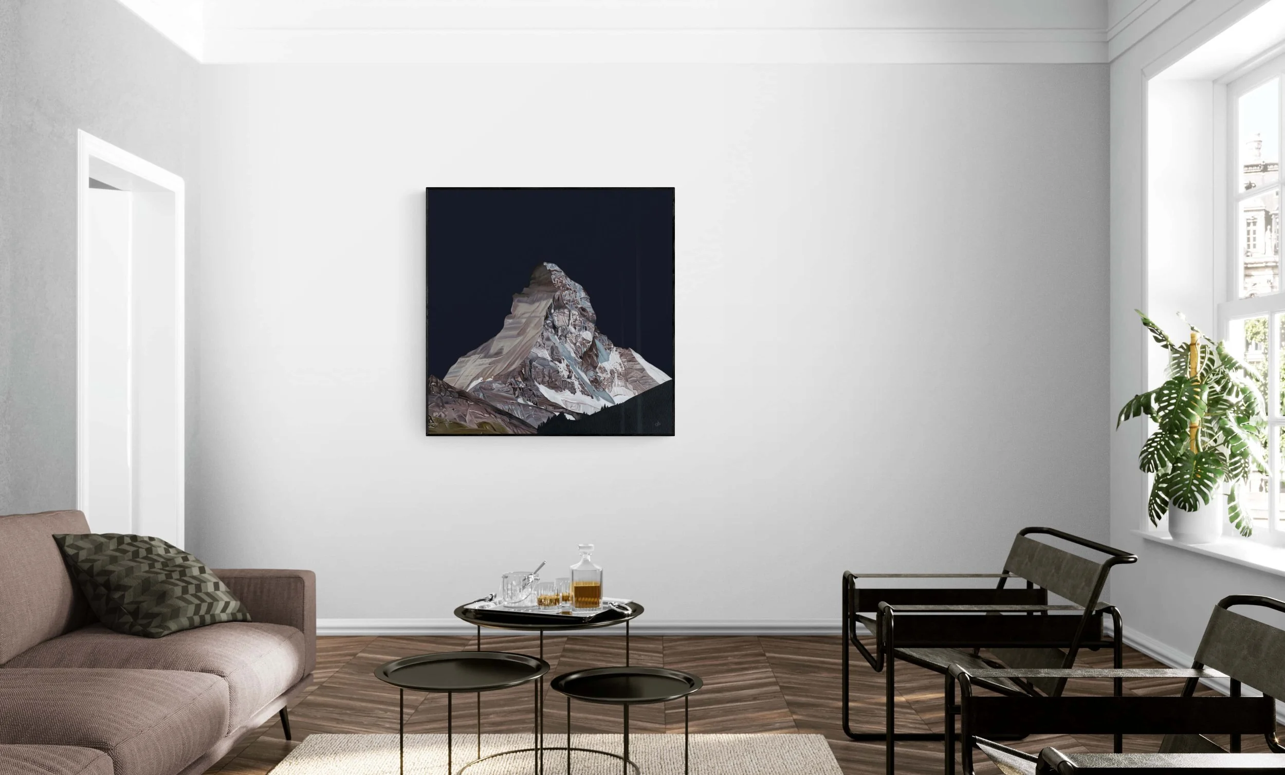 Modernes Wohnzimmer mit weißer Wand, einem schwarzen Kunstwerk eines Berges, braunem Sofa, mehreren schwarzen Tischen mit Getränken, schwarzen Sesseln, großem Fenster mit Pflanzen und Holzfußboden.