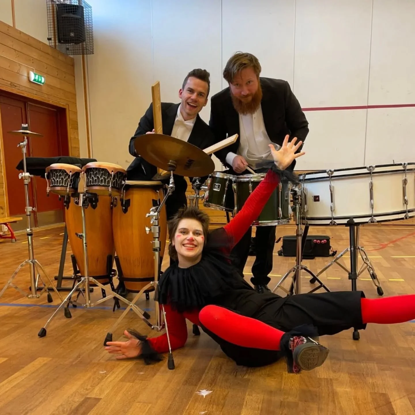 Klovn og slagverk er i full gang med barneforestillinger for dks Vestland🤡🥁🥁