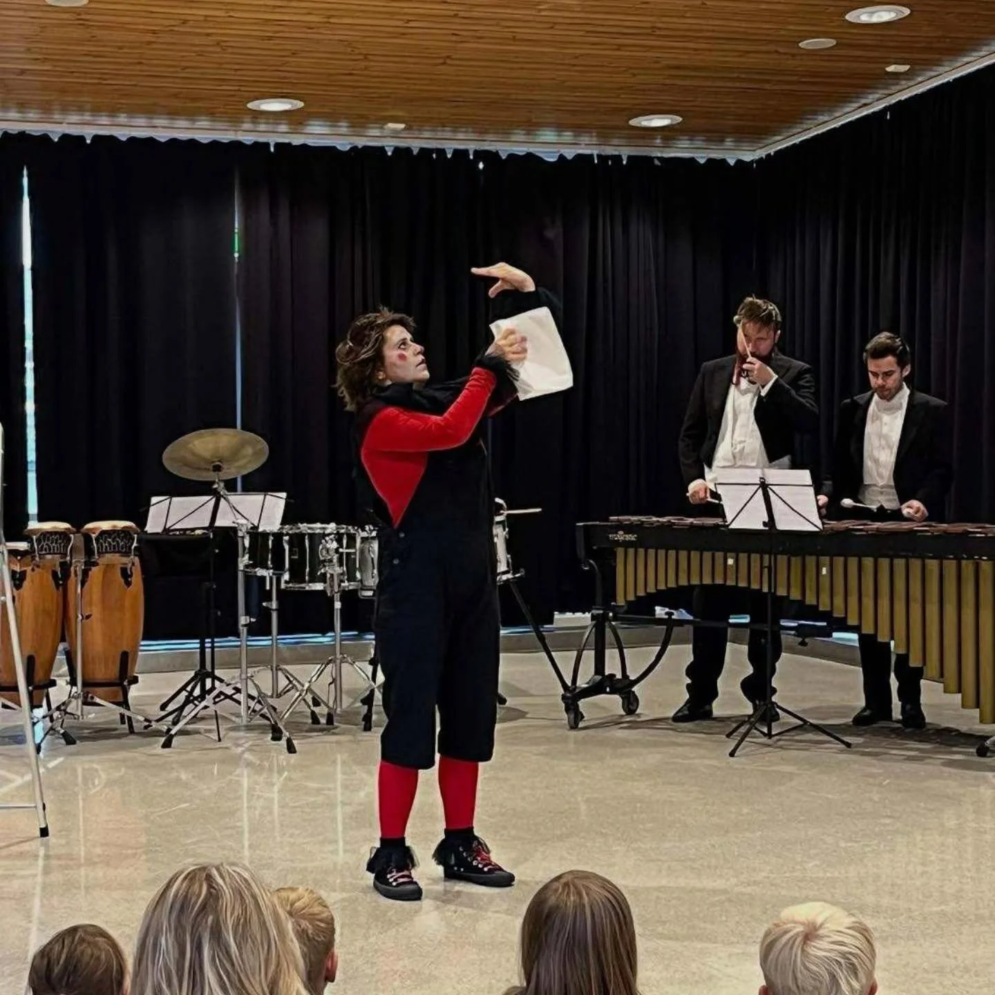 En hel uke med skoleforestillinger er overst&aring;tt. Takk til alle herlige elever og l&aelig;rere! Vi klovnes!!🥁🤡🥁