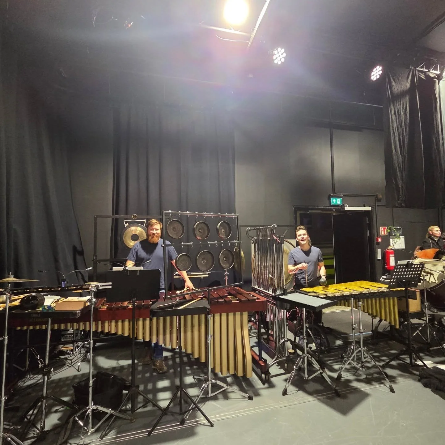 F&oslash;rste halvdel av Knut Vaage sin opera &quot;Nokon kjem til &aring; kome&quot; basert p&aring; Jon Fosse's skuespill er ferdig for denne gang. 3 utsolgt forestillinger! 2 p&aring; Tou scene og 1 i Haugesund teater. G&oslash;y!!